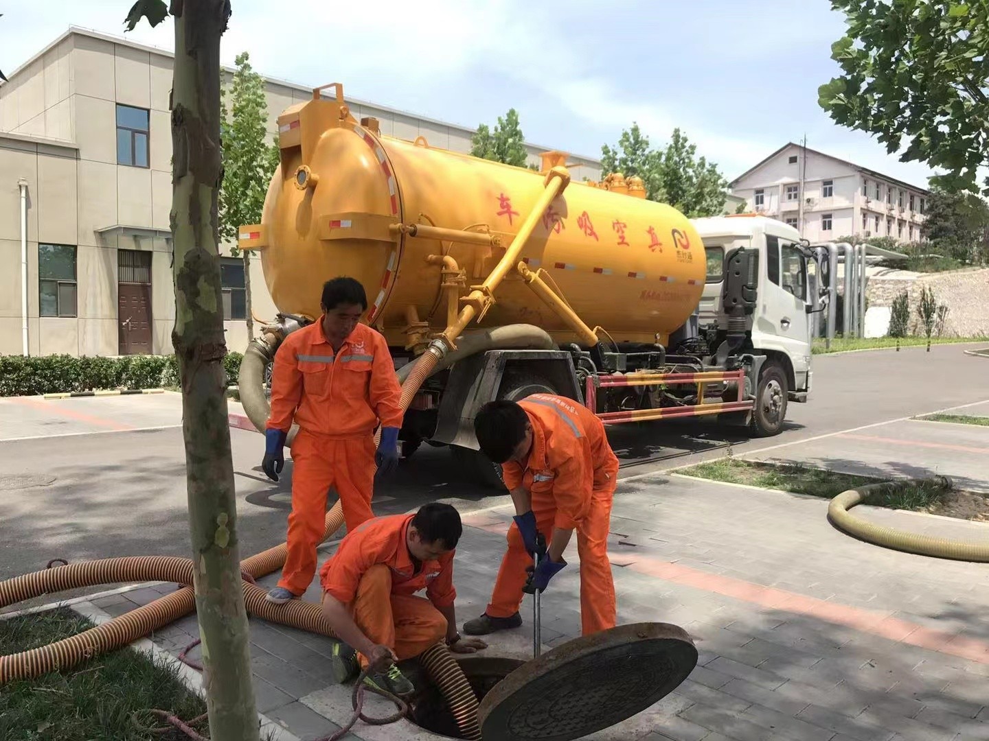 市中管道疏通车停在窨井附近