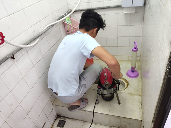 市中管道堵塞冒臭气 专业师傅现场解决问题