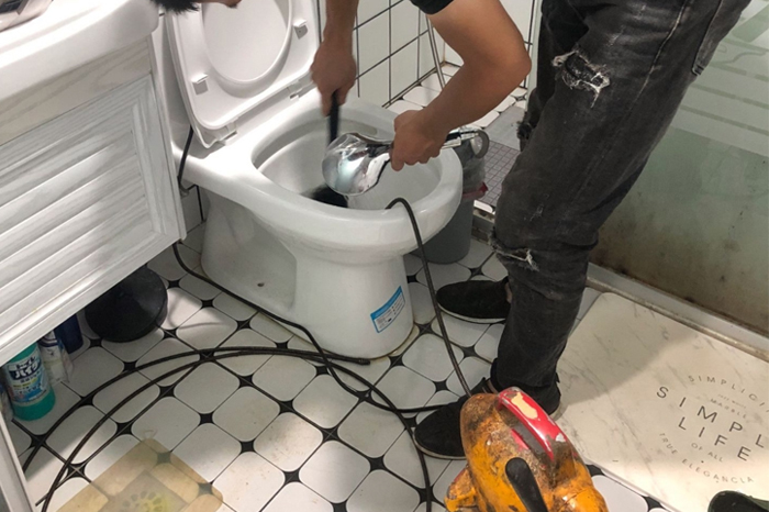 市中马桶堵塞自己疏通还是找师傅?专业上门服务让你省时更省心