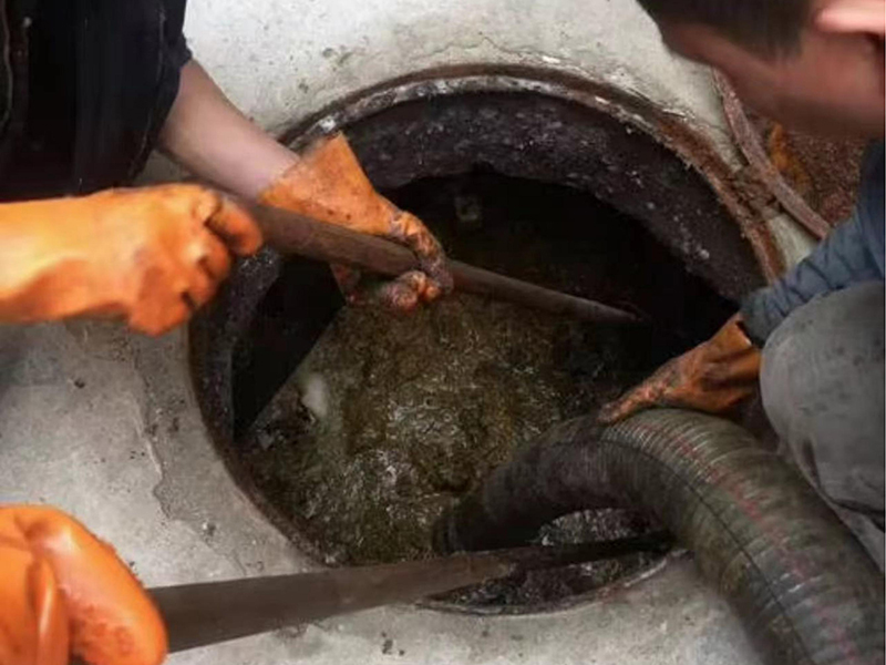 市中清理化粪池时如何避免沼气的危害?